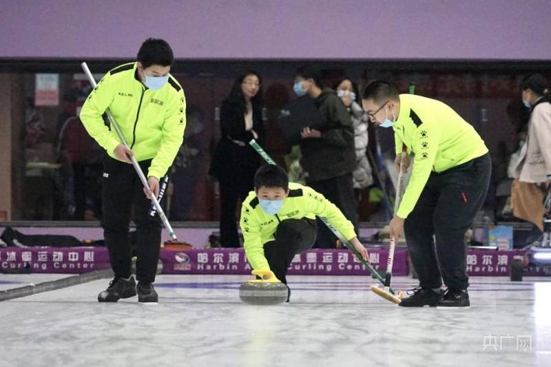 过程|科技创新迎冬奥 哈尔滨工业大学举办冰壶人机对抗表演赛