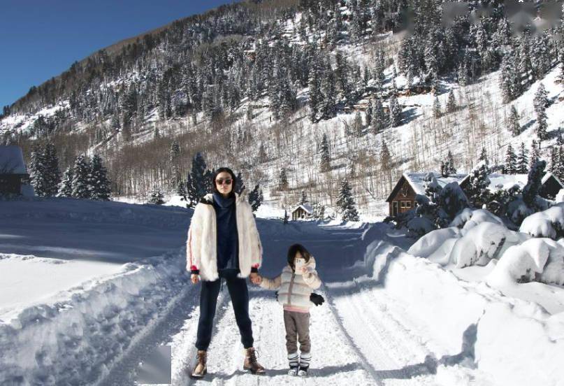 雪地陈冠希与妻女携手拍大片，与4岁女儿雪地打闹，感慨自己非常幸运