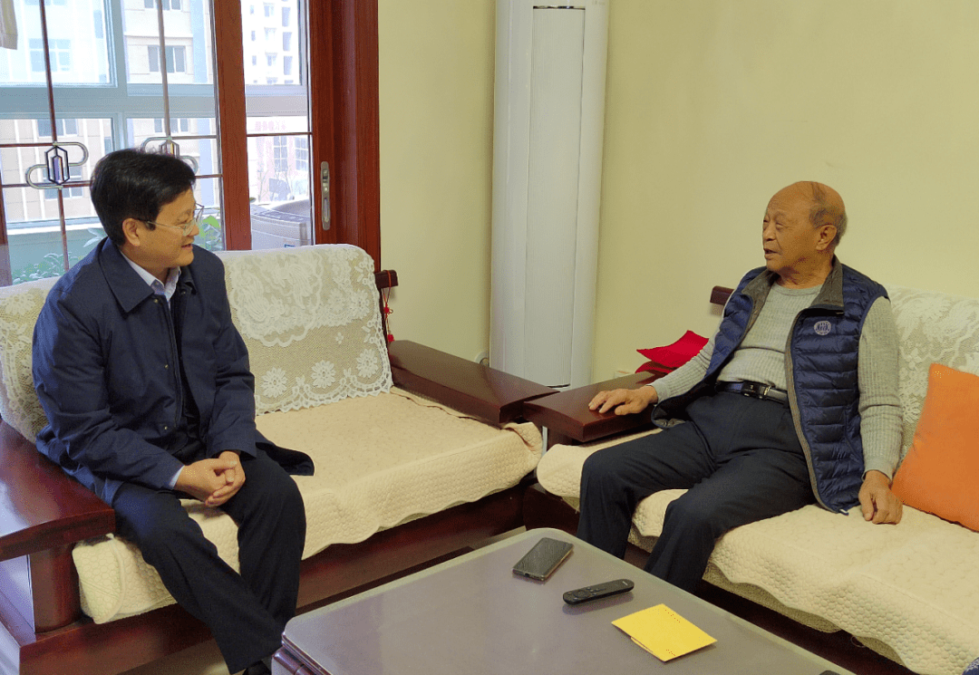 市工业和信息化局领导走访慰问老干部
