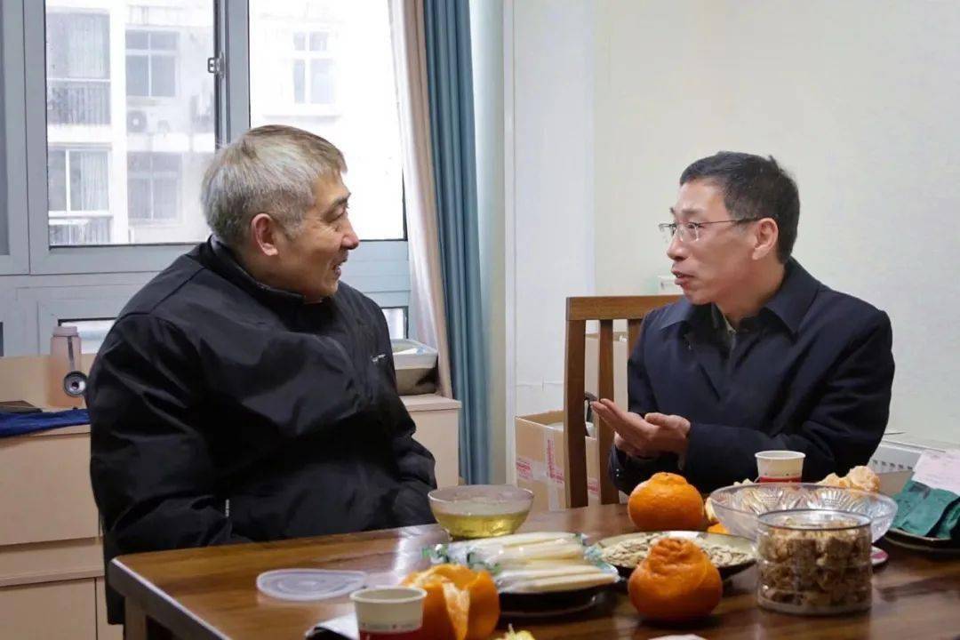 暖武钢集团领导走访慰问老领导先进人物和困难职工