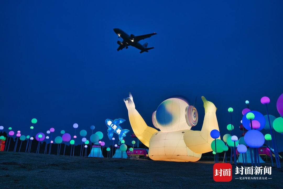 空港花田上新飞机彩灯相伴回家路