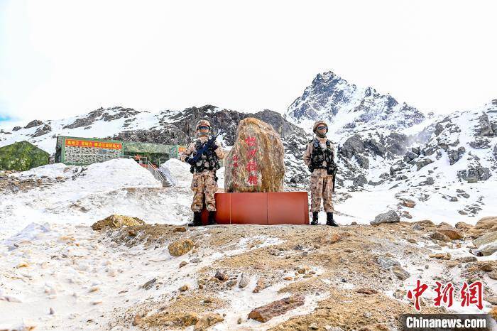 傲霜斗雪守边疆西藏军区海拔4676米标沙拉错哨点迎新春