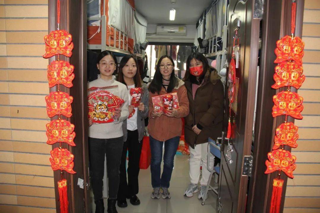 在虹远楼,中文学院硕士研究生窦瑞珠同学的宿舍,夏文斌校长拿起这位