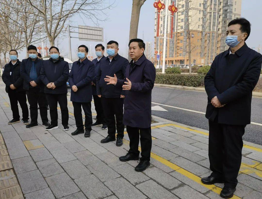 在环卫工爱心驿站,王智慧向宛城环卫工作者致以节日