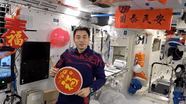 年货|太空出差三人组今晚和大家一起看春晚！