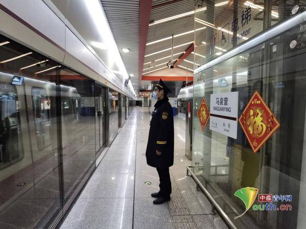 马泉营地铁站供图车站工作人员迎冬奥剪纸作品《beijing2022》.