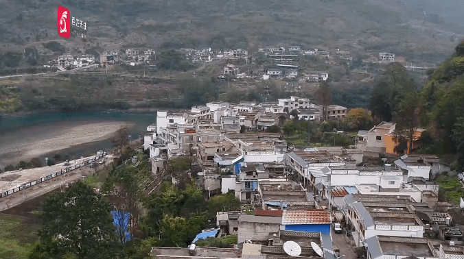 清镇市新店镇的鸭池河村,距离贵阳大约80公里.