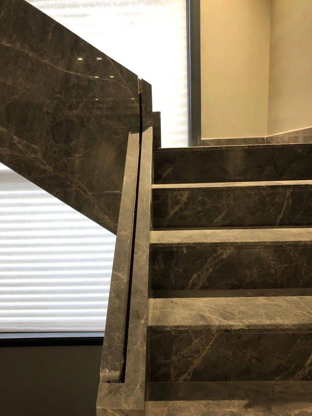 大理石楼梯玻璃栏杆的造型方式及施工要点_石材_mm_底座
