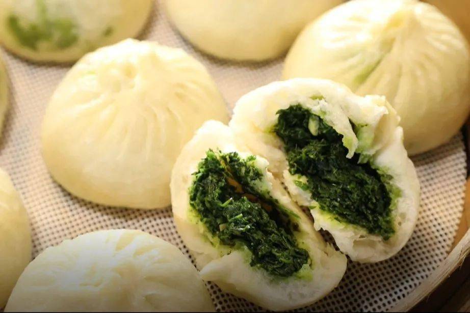 闻着就让人垂涎三尺秧草包口感甘甜 香味浓郁其中最特别的就是秧草包