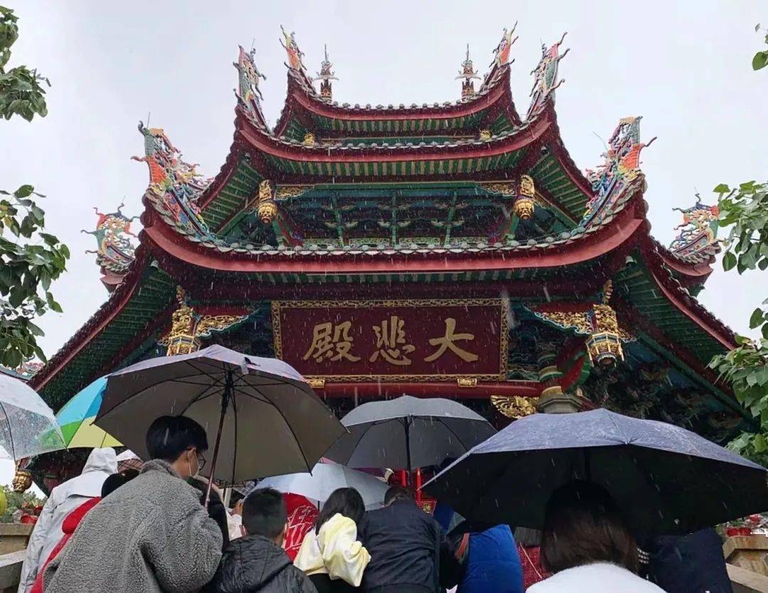 厦门|再冷下雨天，也挡不住厦门人拜拜！南普陀求平安、仙岳山求姻缘...春节祈福，厦门寺院哪家灵？