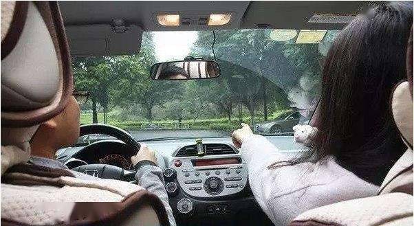 坐副驾驶要多少岁可以坐 b722bcca12d34a99a0d19e637aeacf62.jpeg