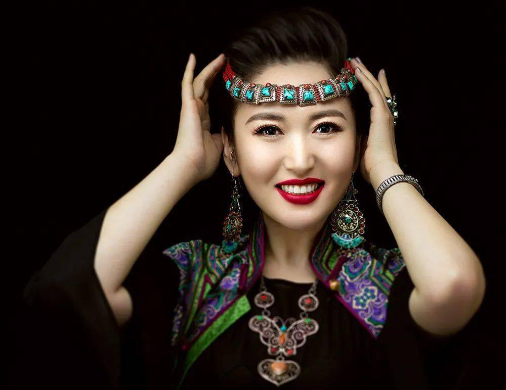 敖丽芳中国达斡尔族女高音歌唱家,国家一级演员,呼伦贝尔市艺术剧院
