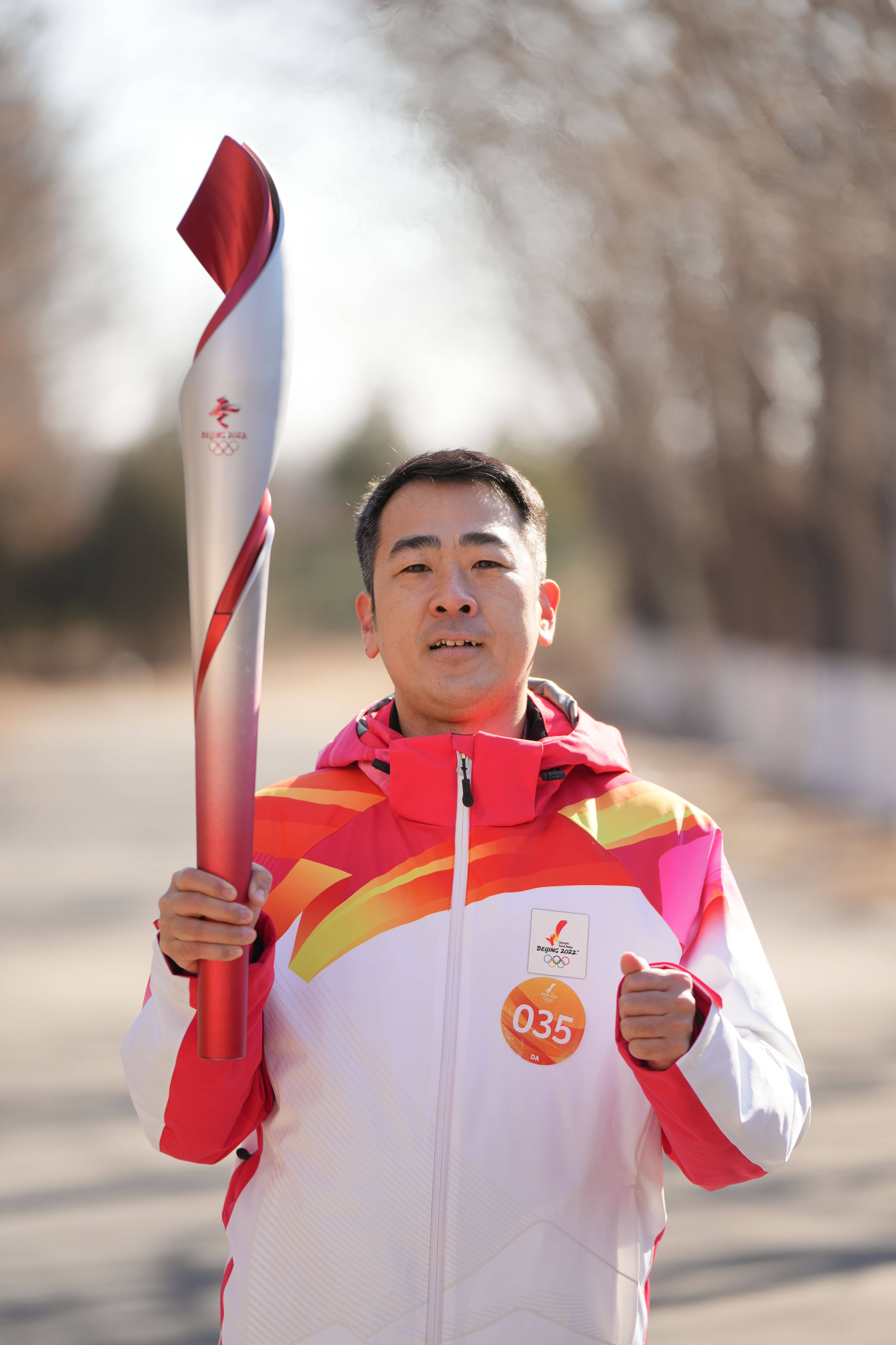 北京冬奥会火炬在冬奥公园传递