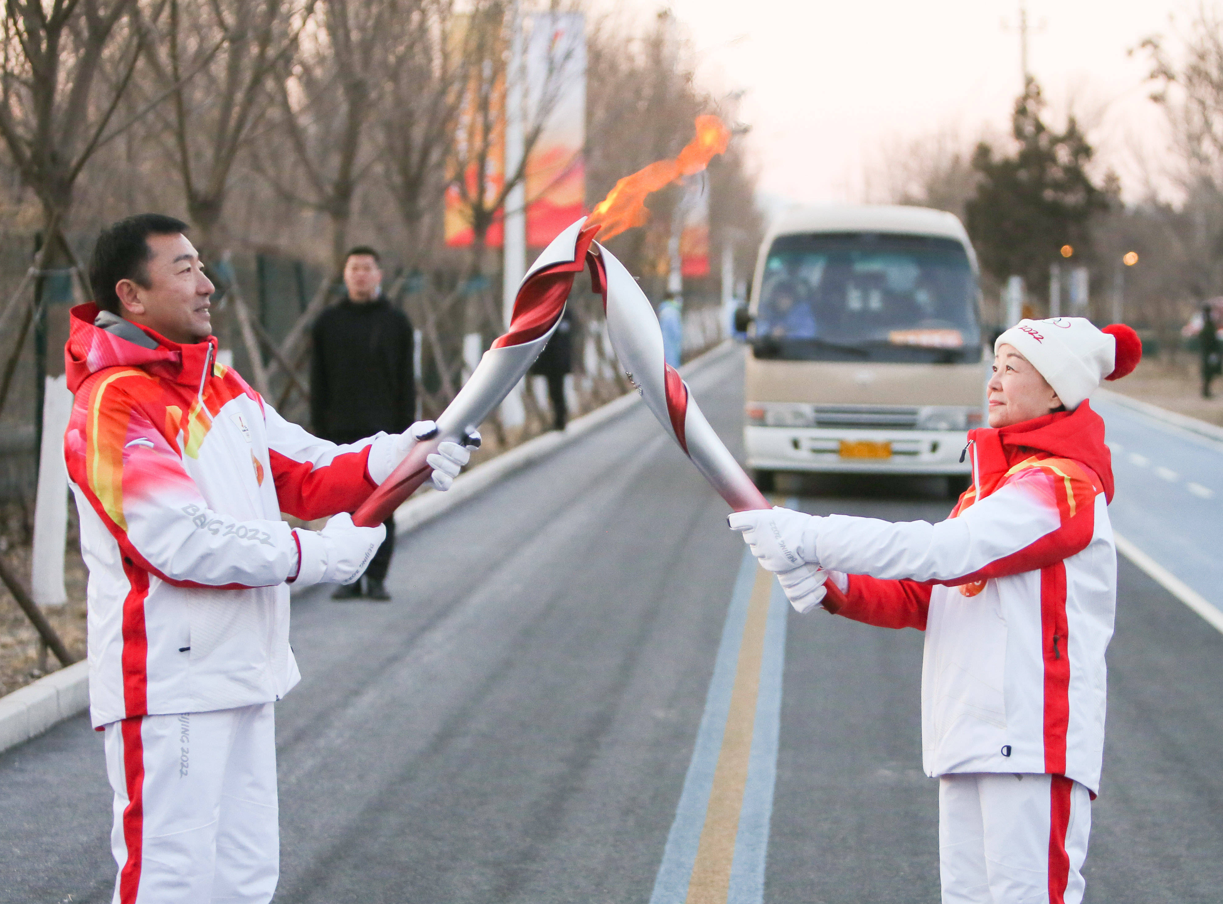 北京冬奥会火炬在冬奥公园传递