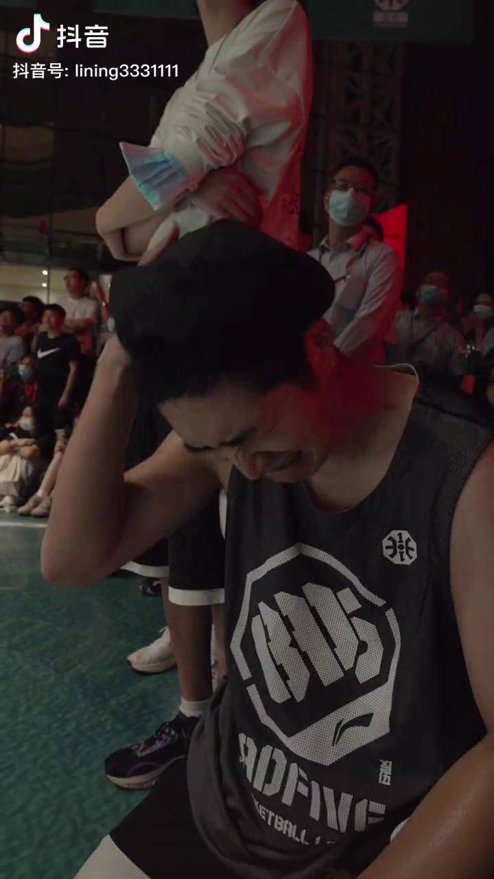 街头反伍遇上职业同曦soma湿竟被西热力江打哭业余篮球手vscba职业