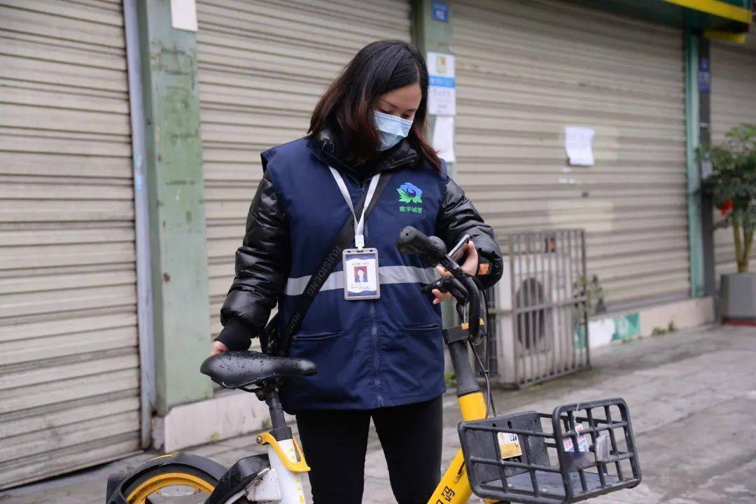 坚守依旧温暖新春数字城管全天24小时值守保障节日期间整洁有序