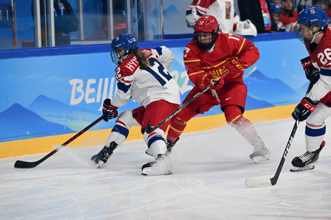 首轮|女子冰球小组赛首轮中国队负于捷克队