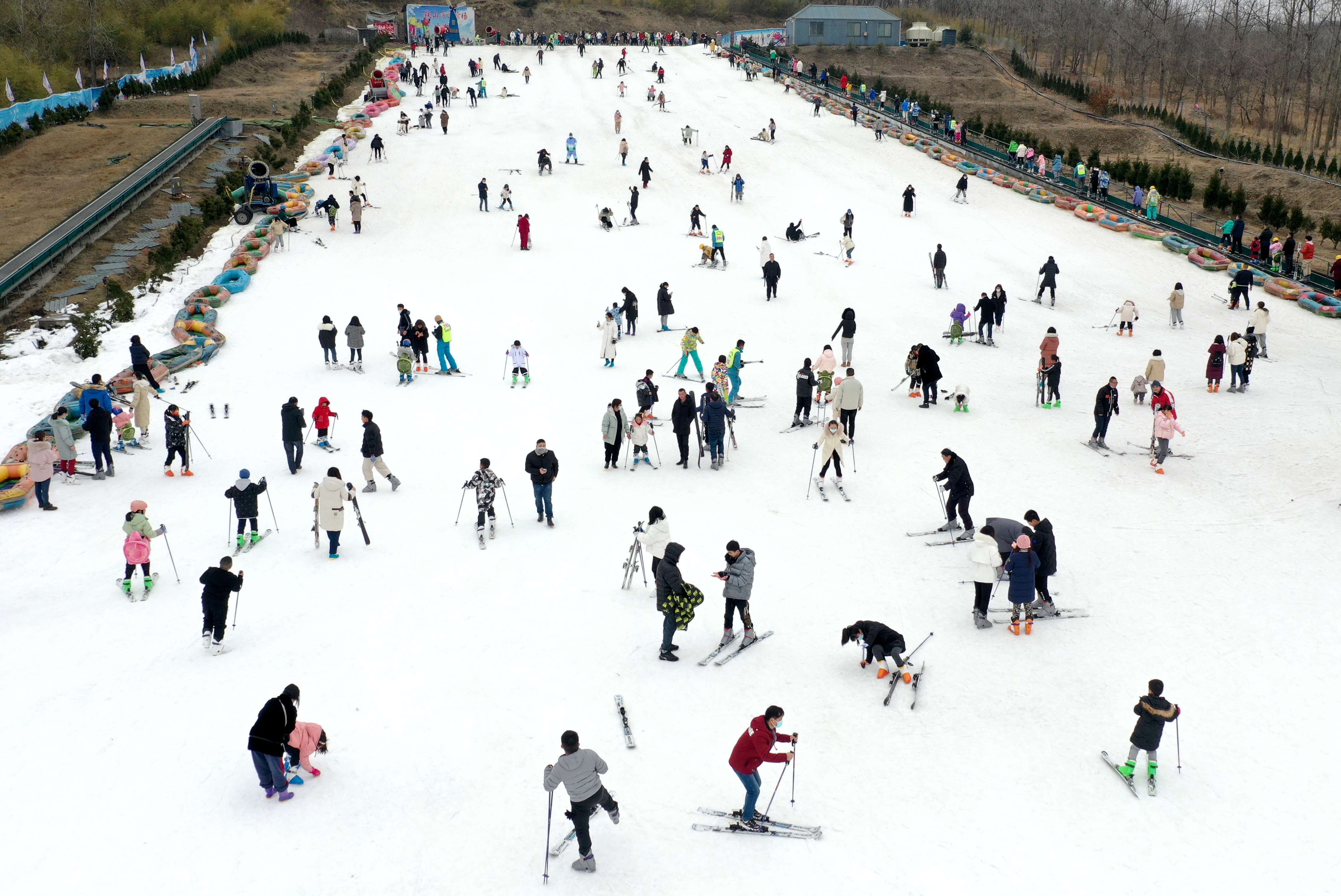 2022年2月2日,不少遊客來到江蘇省淮安市盱眙縣鐵山寺滑雪場滑雪,在