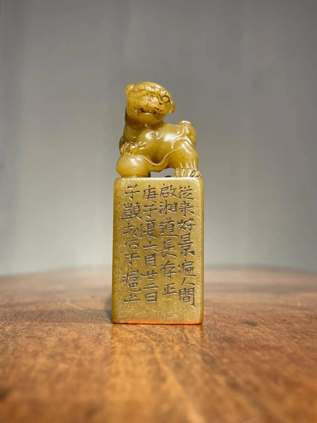 细腻,雕琢典雅大气,集材质精良与优雅伸韵于一身的巴林黄冻石篆刻印章