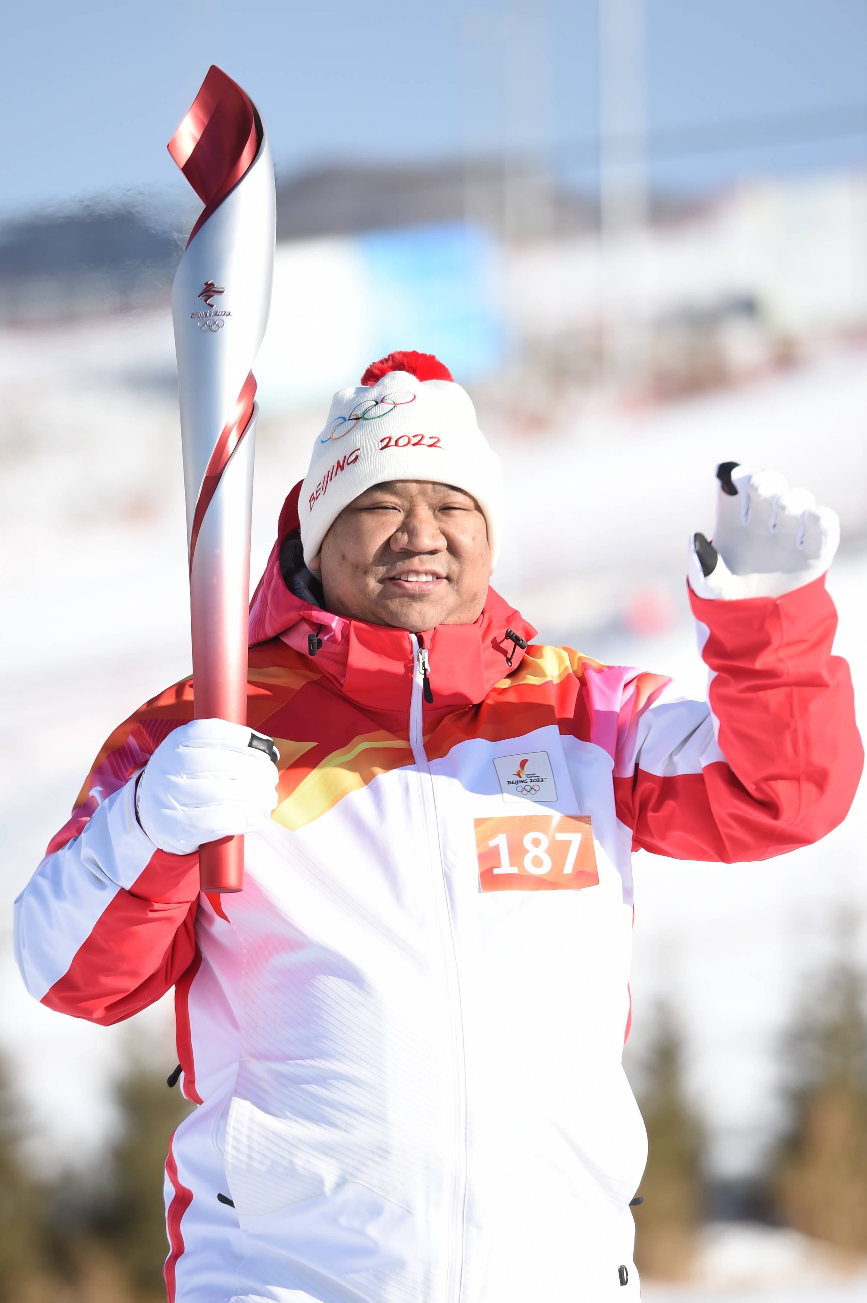 新华社照片,张家口(河北,2022年2月3日2月3日,火炬手裴智勇在火炬