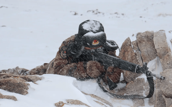 守护祖国安宁坚守战位时刻枕戈待旦解放军和武警部队官兵野外驻训场和