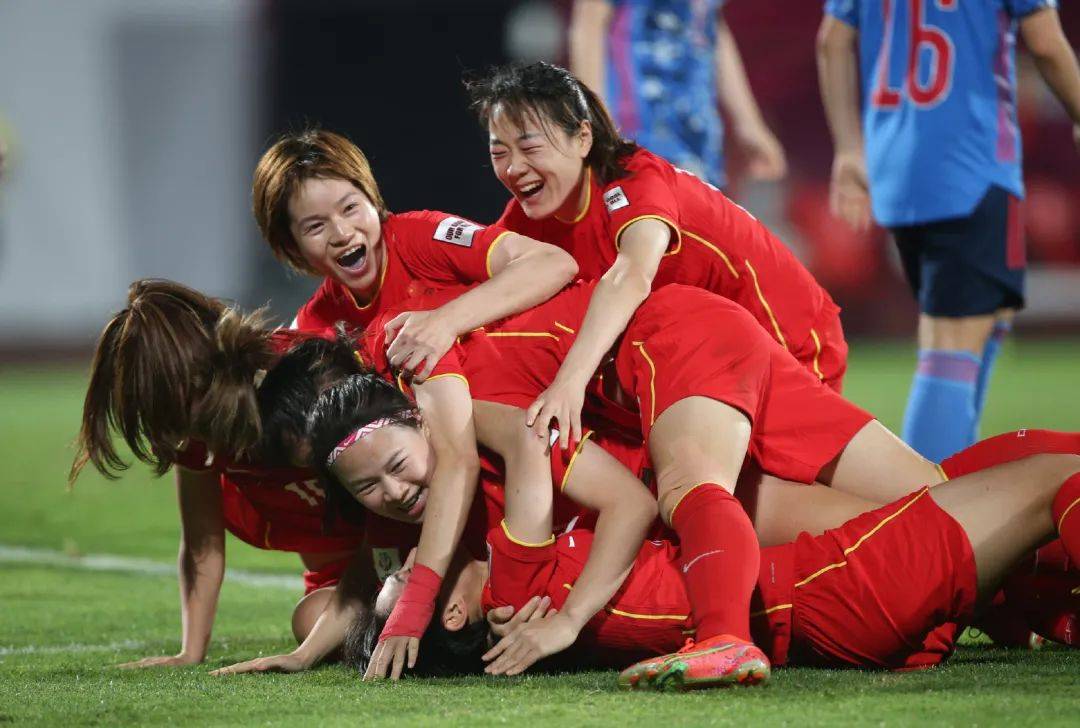 点球|看哭了！两度落后两度追平，中国女足点球击败日本，杀入亚洲杯决赛！人民日报：不屈