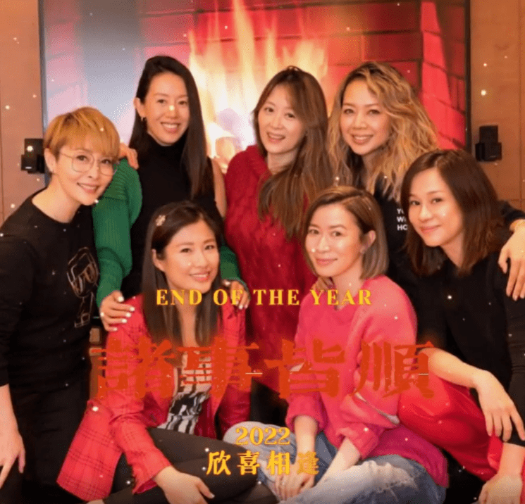 安迪从发型到着装都基本是职业女性的典范金蟾的摆放