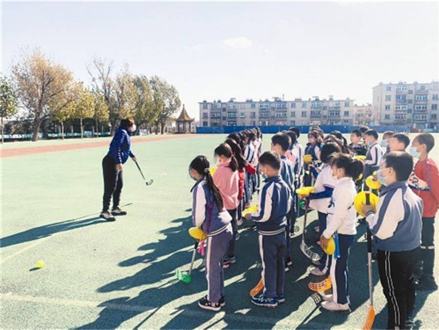 子女|旱地冰球运动点燃来连务工人员子女的“冬奥梦”