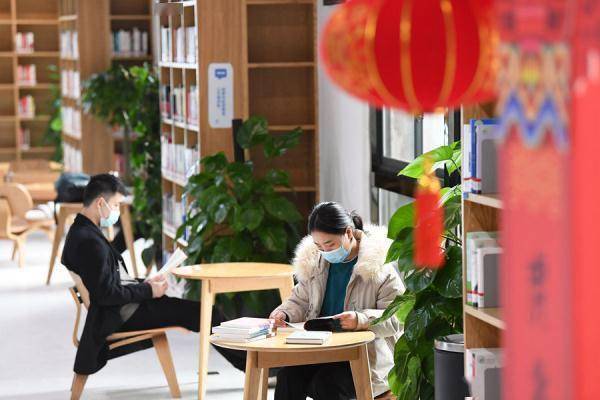 2月3日,讀者正在貴陽市南明區圖書館內看書學習春節長假期間,眾多市民