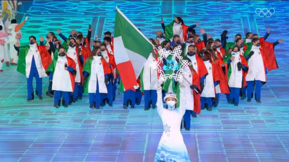 露露 冬奥会开幕式羽绒服火了!中国队安踏、加拿大露露乐蒙、 意大利阿玛尼……你中意哪一款?