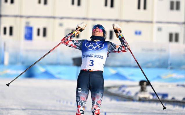女子|新闻8点见丨北京冬奥会首金！挪威选手获越野滑雪女子双追逐冠军