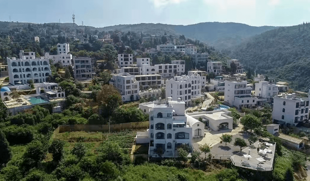 抚仙湖畔的小湾村,凭着舒适悠闲的乡村环境和靠山面湖的地理优势,成为