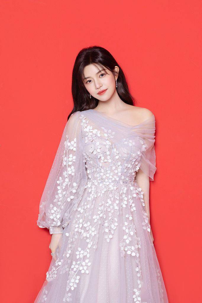 花朵演员出席百花迎春文联春晚 着淡紫色纱裙化身花仙子温婉拜年