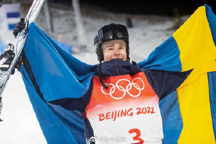 瓦尔贝里|北京冬奥会 | 自由式滑雪男子雪上技巧冠军瓦尔贝里：强大的对手激起了“冠军的心”