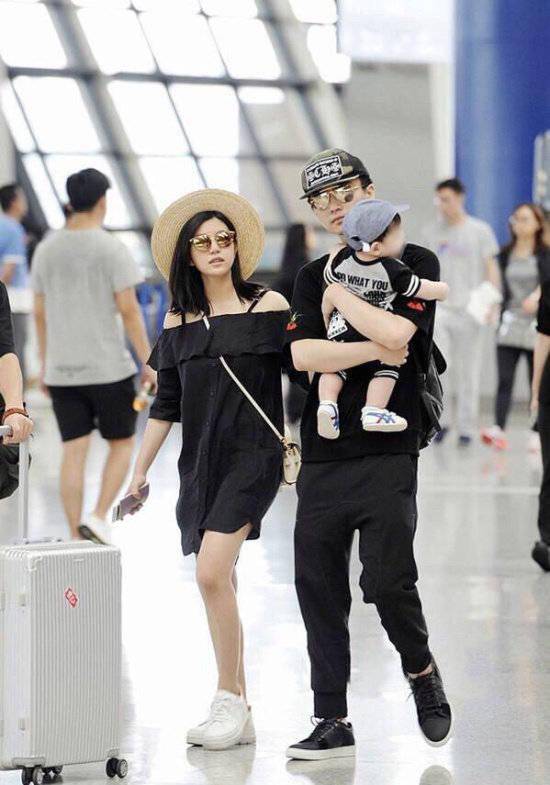 M6 米乐陈妍希做亲子瑜伽将儿子高高托举小星星模仿妈妈动作互动有爱(图5)