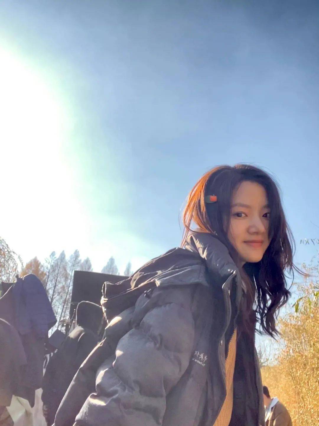 餐巾纸美女身后从没有杂乱的背景！刘令姿张子枫教你绝美柔光术