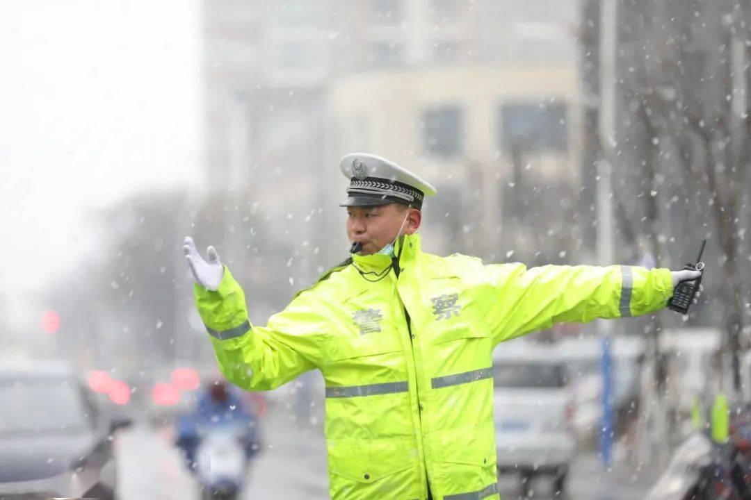 67雪中警雪中情如皋交警迎风战雪保畅通