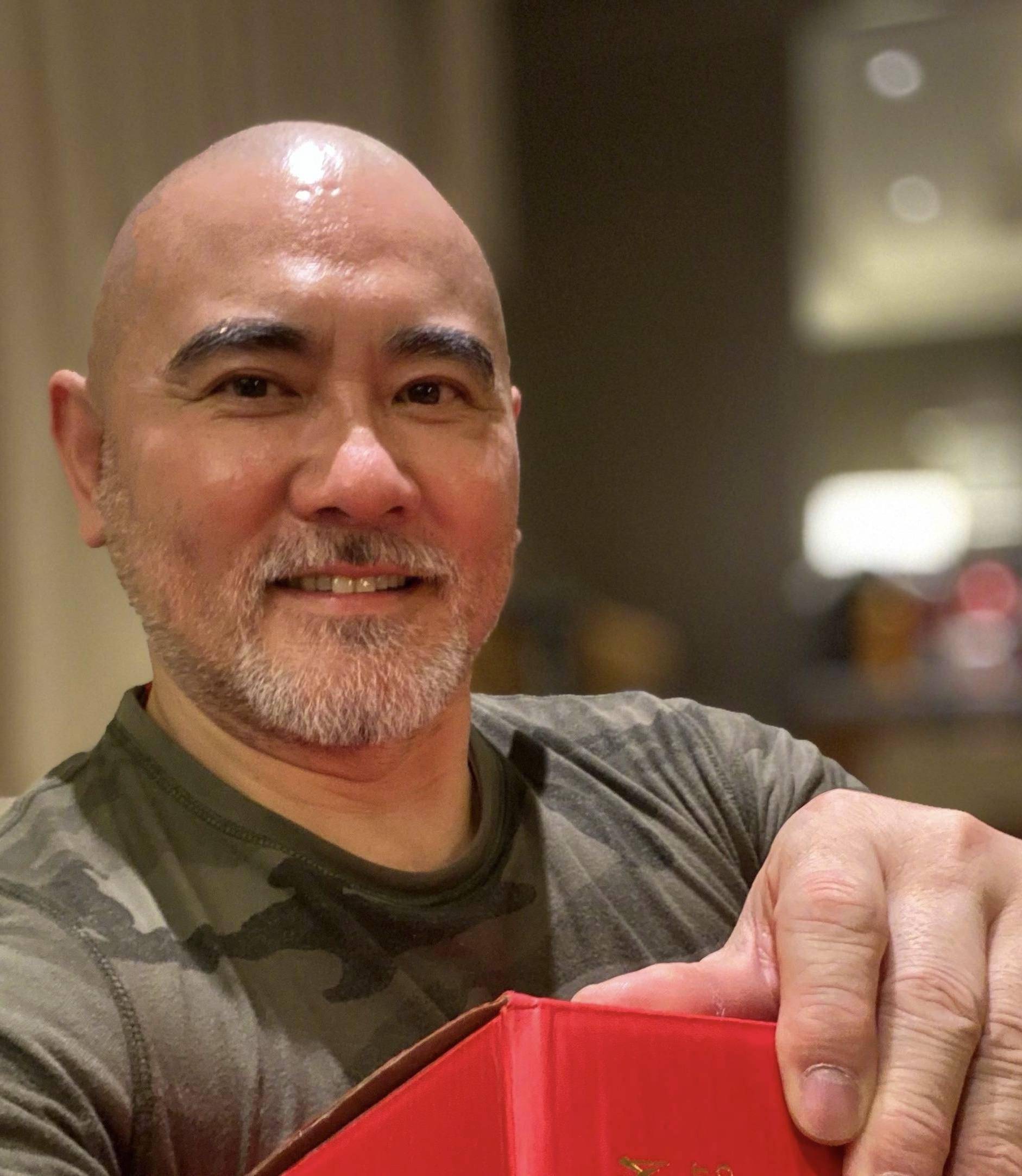 原创台湾著名男星罕见晒近照移居内地生活美男子变白胡子光头大叔