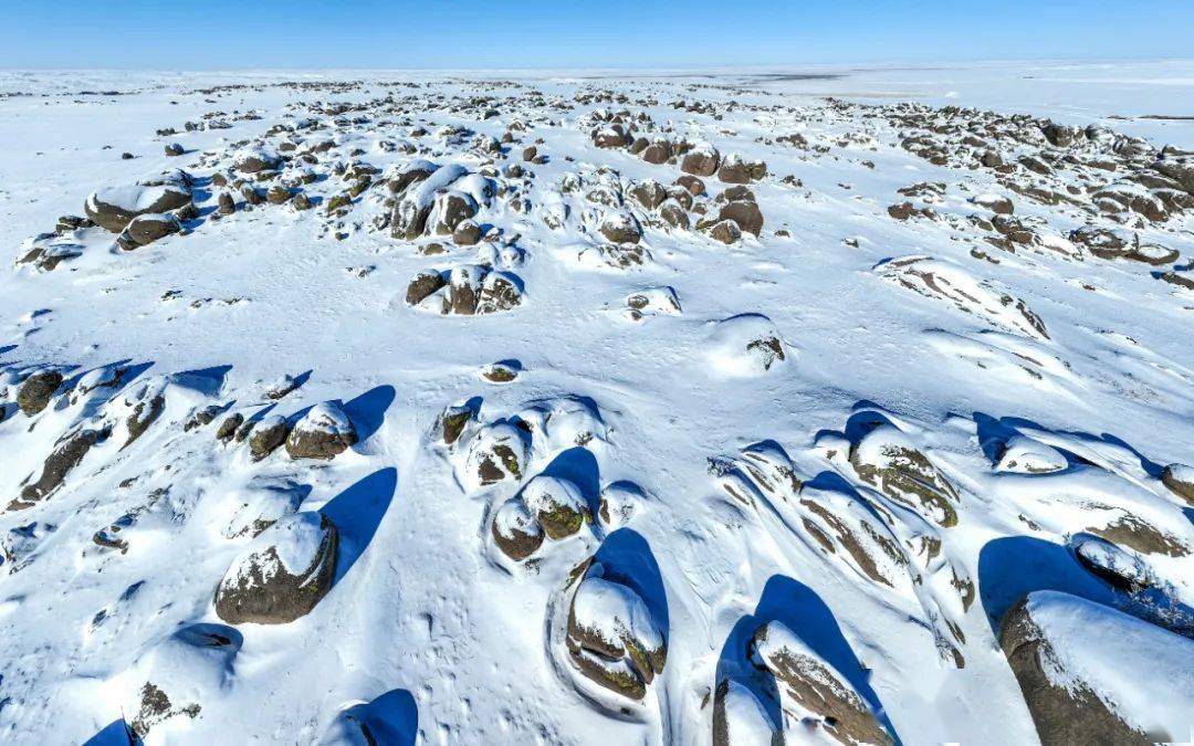 探秘东苏旗冬日里的阿尔善宝拉格巨石阵