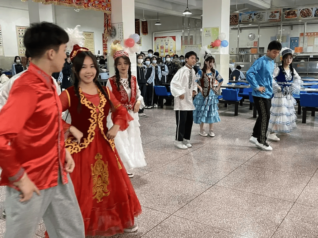 汉铁高中新疆班学生在汉快乐过春节