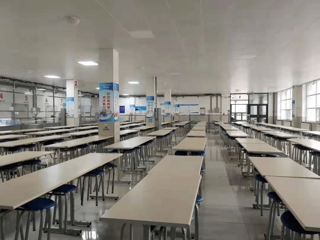 食堂十七中学校正门校园环境一中学校正门和教学楼教学楼大厅操场十中