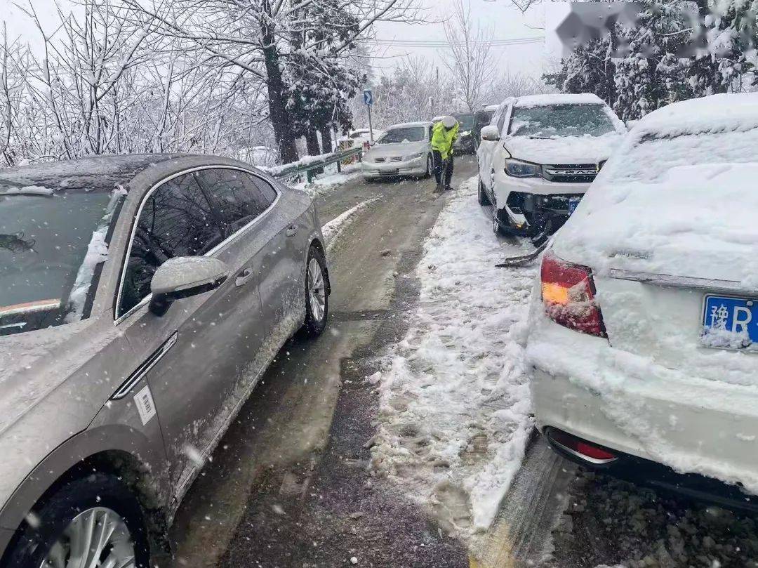 下雪出车祸的图片大全图片