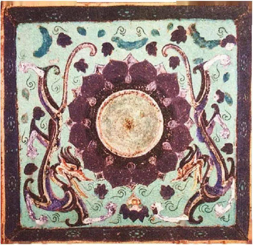 四周画十六飞天撒花奏乐井心莲花两侧画作二龙戏珠状双龙莲花藻井图源