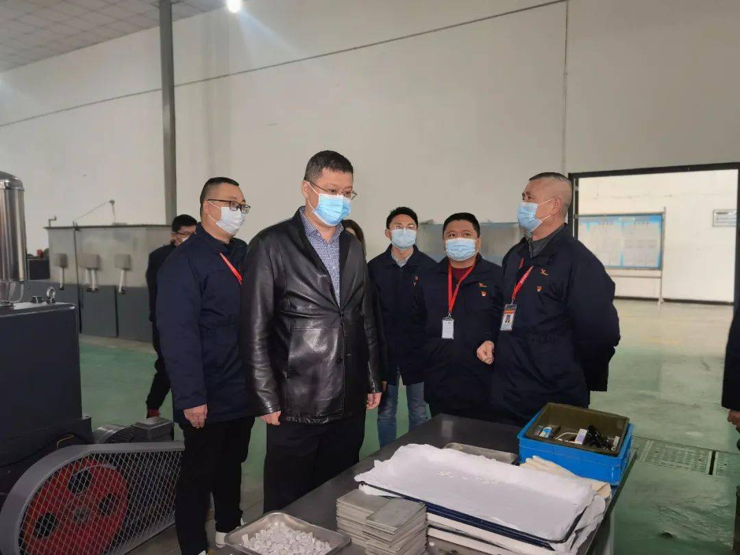 长虹控股集团jg总监杨艳辉看望慰问红星电子春节加班员工