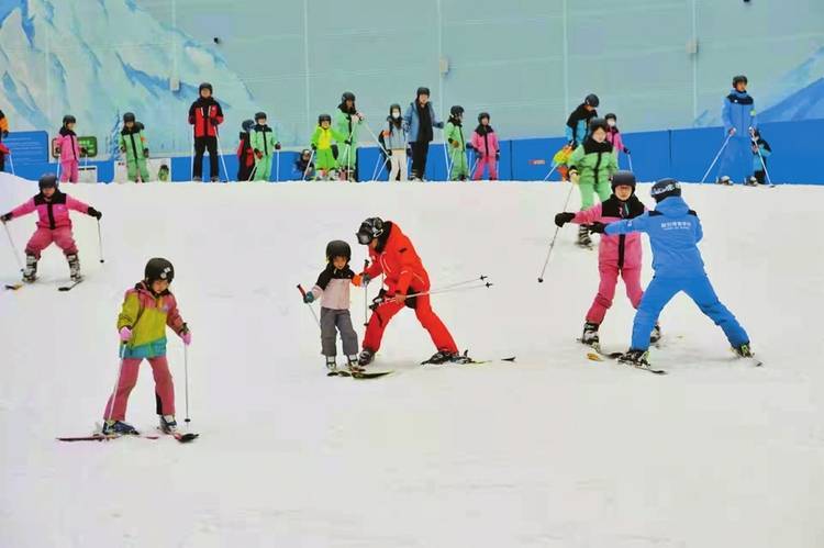 滑雪|成都：雪山下的公园城市 冰雪运动蓬勃发展