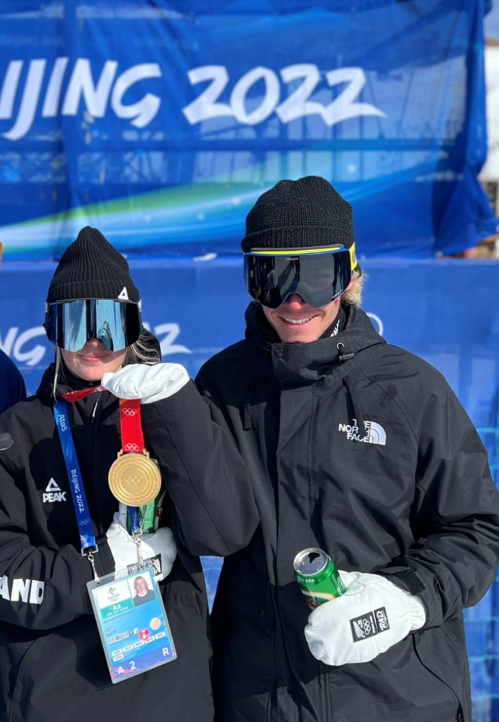 滑雪|新西兰首位冬奥会冠军赛后开启青岛啤酒庆祝