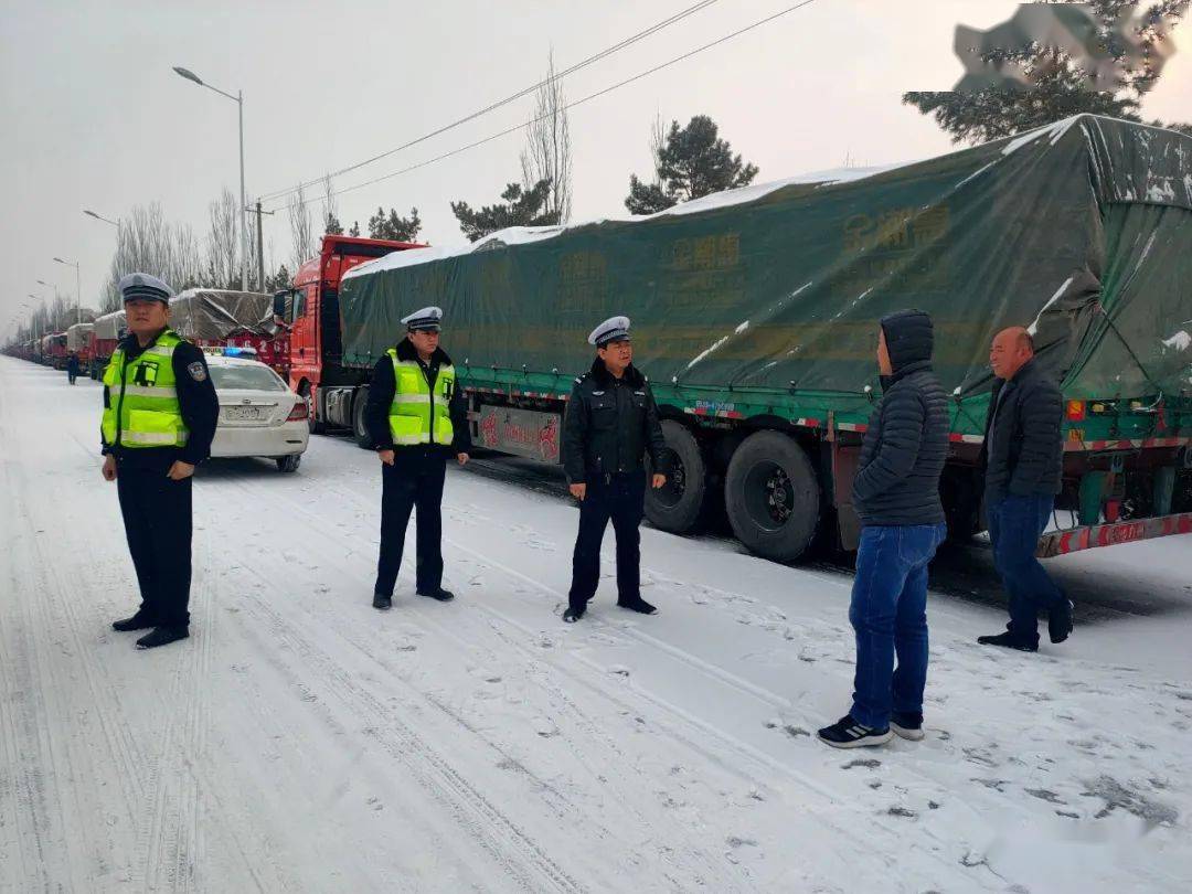 暖心雪天高速封路靖邊交警為滯留司機送溫暖