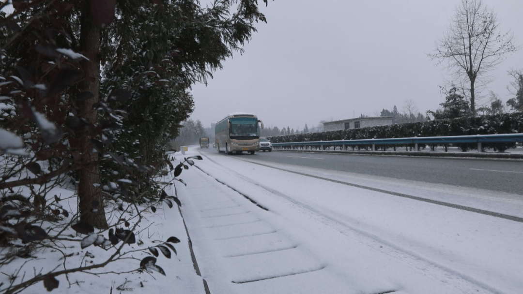 我县受雨雪凝冻恶劣天气影响,导致国道g352乌罗镇至印江木黄镇爬爬门