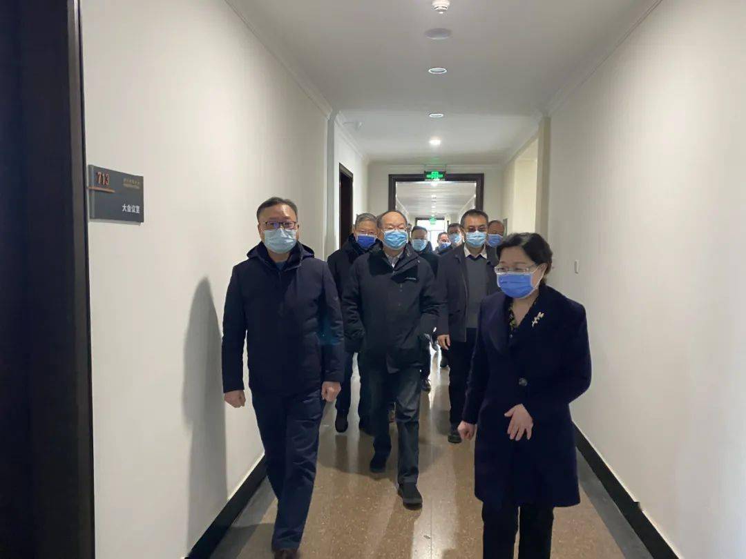 当天上午,高勇,孙瑞哲一行首先来到国资委纺织离退休干部局向大家拜年