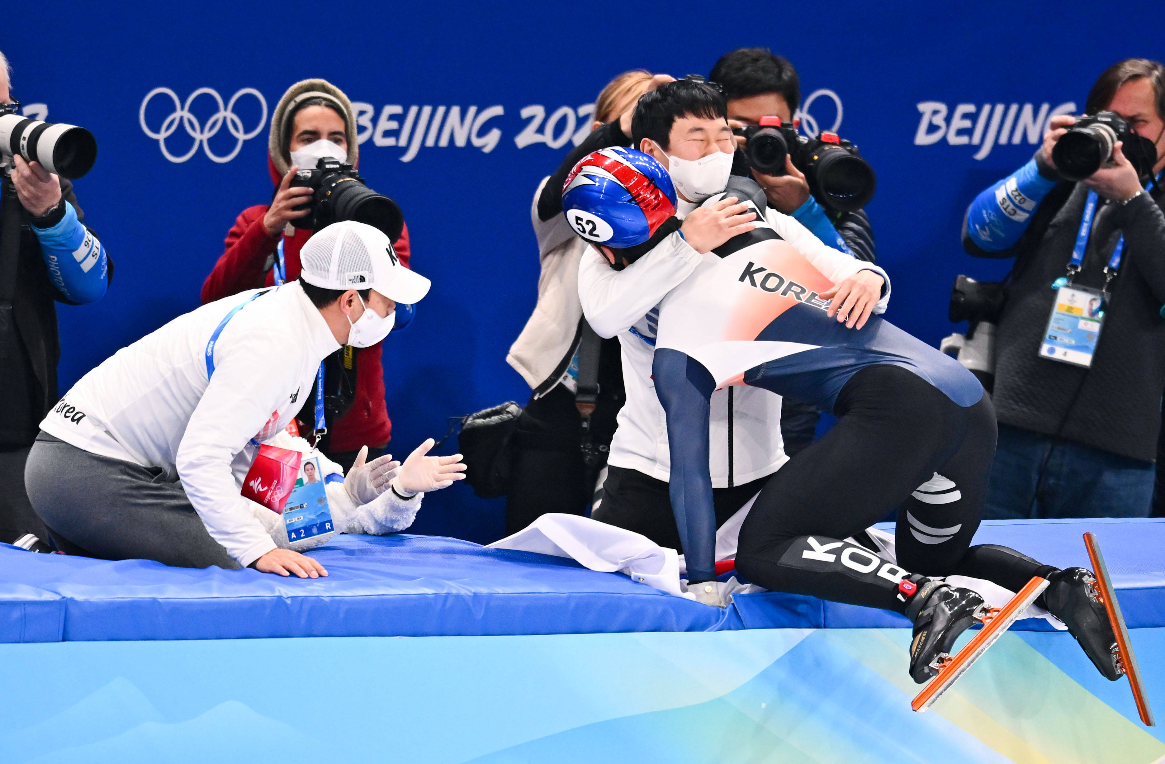 短道速滑男子1500米决赛韩国选手黄大宪夺冠